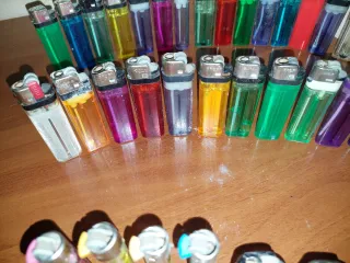 41 accendini assortiti