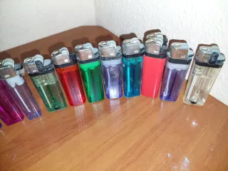 41 accendini assortiti