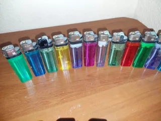 41 accendini assortiti