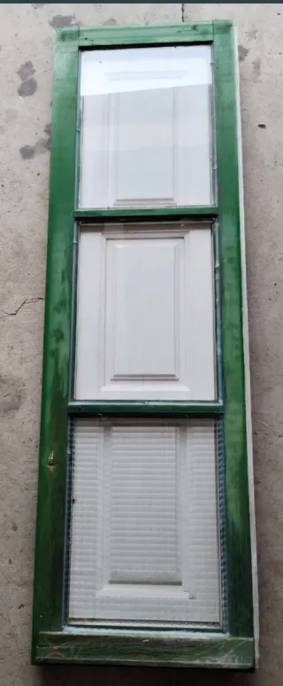 Ventana antigua madera con cristal