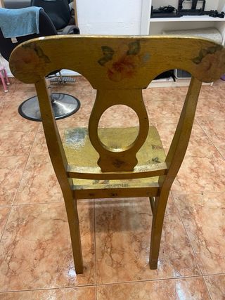 Silla antigua de madera dorada