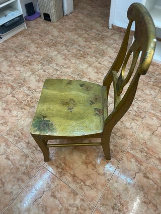 Silla antigua de madera dorada