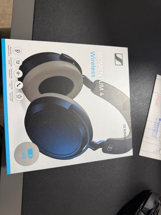 Sennheiser Momentum 4 Wireless con la caja