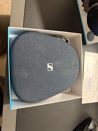 Sennheiser Momentum 4 Wireless con la caja