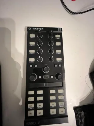 Controlador DJ Traktor Kontrol X1