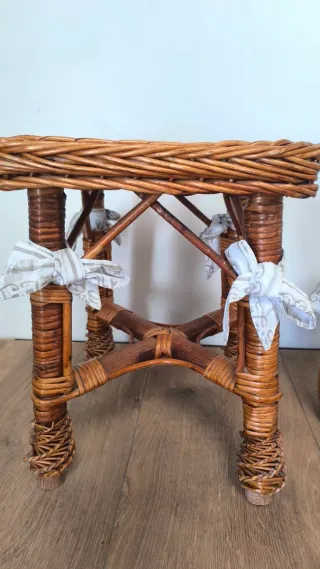 TABURETE Y CESTA DE MIMBRE PARA DECORACION