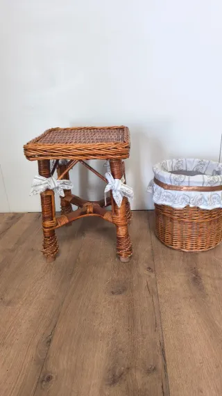 TABURETE Y CESTA DE MIMBRE PARA DECORACION