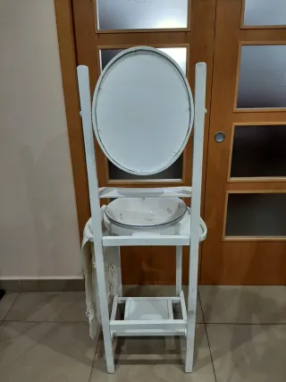 Tocador antiguo blanco con espejo