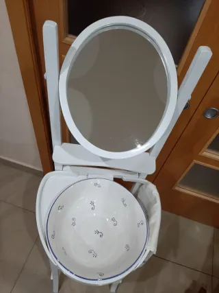 Tocador antiguo blanco con espejo