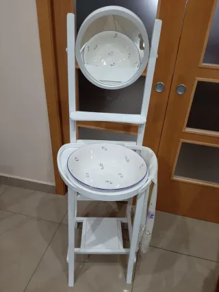 Tocador antiguo blanco con espejo