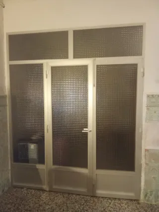 Puerta aluminio grande con cristal
