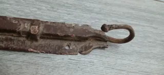 Pestillo antiguo de hierro forjado