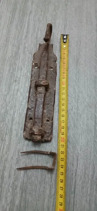 Pestillo antiguo de hierro forjado