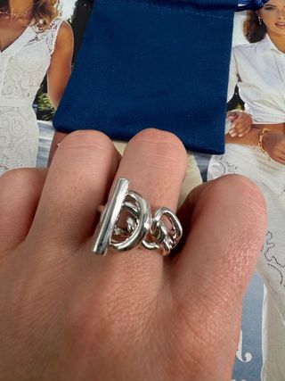 Anillo de plata con diseño entrelazado