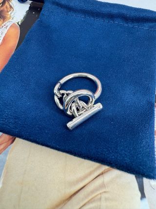 Anillo de plata con diseño entrelazado