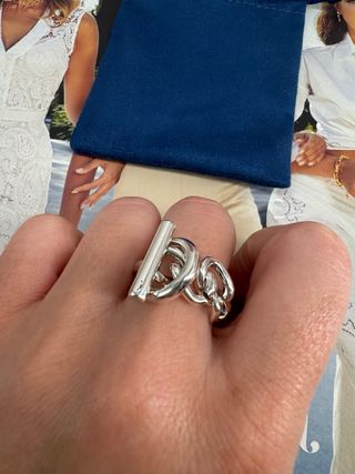 Anillo de plata con diseño entrelazado