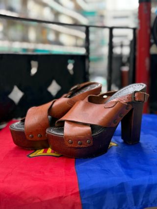 Sandalias de plataforma marrones