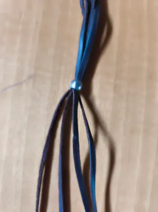 Collar de cuero con perlas de río