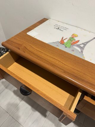 Escritorio de madera marrón