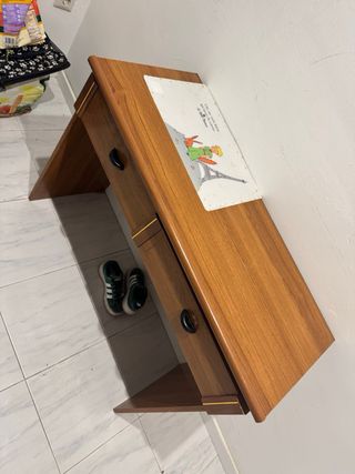 Escritorio de madera marrón