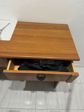 Escritorio de madera marrón