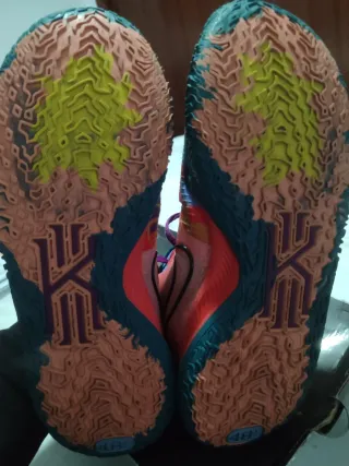 Nike Kyrie Low 4 EP '1 World 1 People'