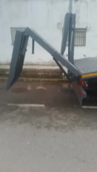 Camión porta maquinaria