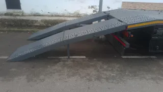 Camión porta maquinaria