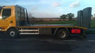 Camión porta maquinaria