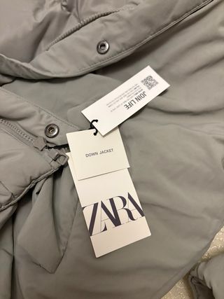 Chaqueta Zara gris talla M con capucha y pelo