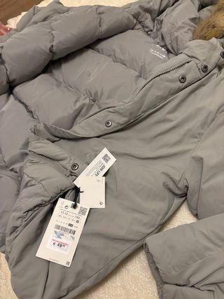 Chaqueta Zara gris talla M con capucha y pelo