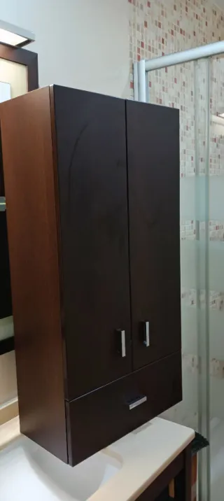 Mueble y espejo de baño madera y cristal