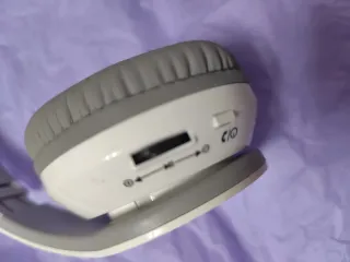 Cascos inalámbricos grises y blancos