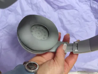 Cascos inalámbricos grises y blancos