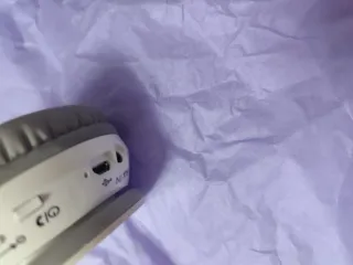 Cascos inalámbricos grises y blancos