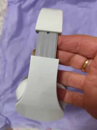 Cascos inalámbricos grises y blancos