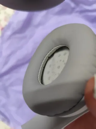 Cascos inalámbricos grises y blancos