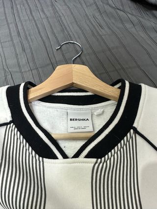 Sudadera Bershka Rayas Blancas y Negras