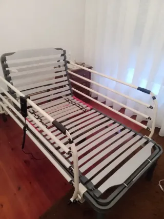 Due letti ospedalieri con materasso