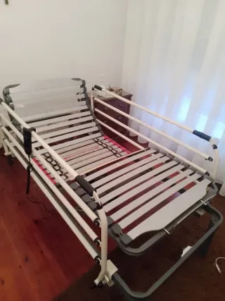 Due letti ospedalieri con materasso