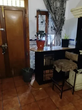 Se vende casa de dos plantas en una calle céntrica