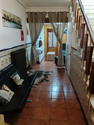 Se vende casa de dos plantas en una calle céntrica