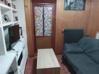 Se vende casa de dos plantas en una calle céntrica