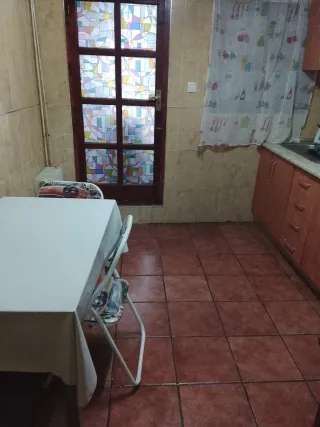 Se vende casa de dos plantas en una calle céntrica