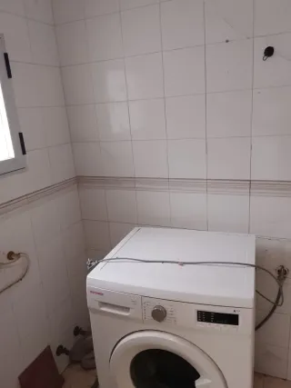 Se vende casa de dos plantas en una calle céntrica