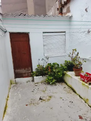 Se vende casa de dos plantas en una calle céntrica