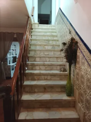 Se vende casa de dos plantas en una calle céntrica