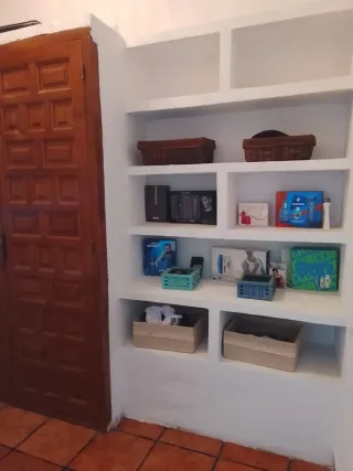 Se vende casa de dos plantas en una calle céntrica