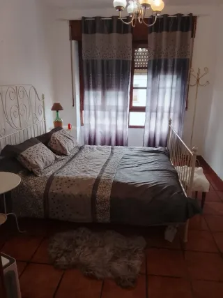 Se vende casa de dos plantas en una calle céntrica