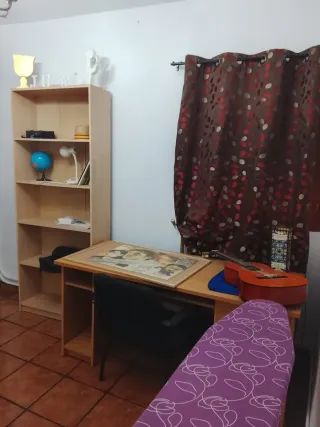 Se vende casa de dos plantas en una calle céntrica